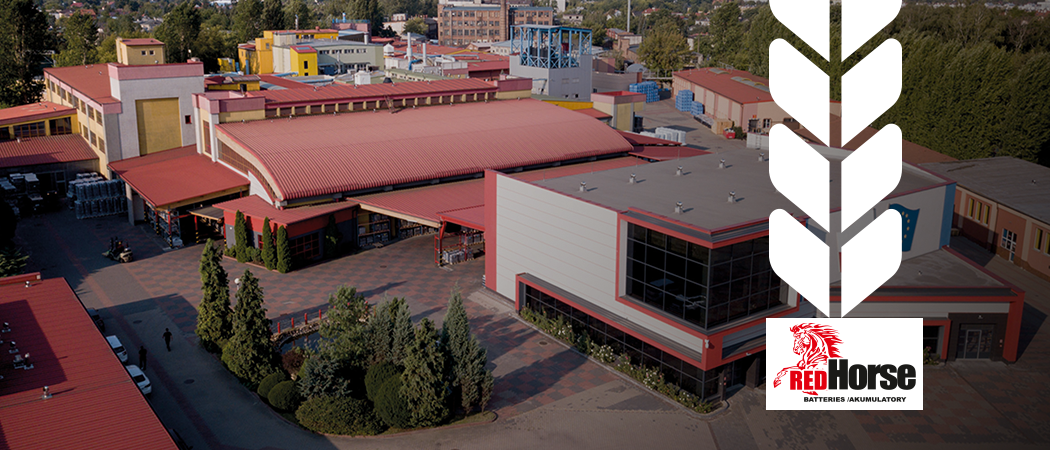 Логотипы Vako Motors и RED HORSE на баннере, посвящённом эксклюзивному партнёрству по грузовым аккумуляторам